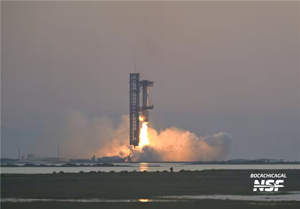 首次“筷子”夹大火箭！SpaceX星舰一级回收成功：全程完美